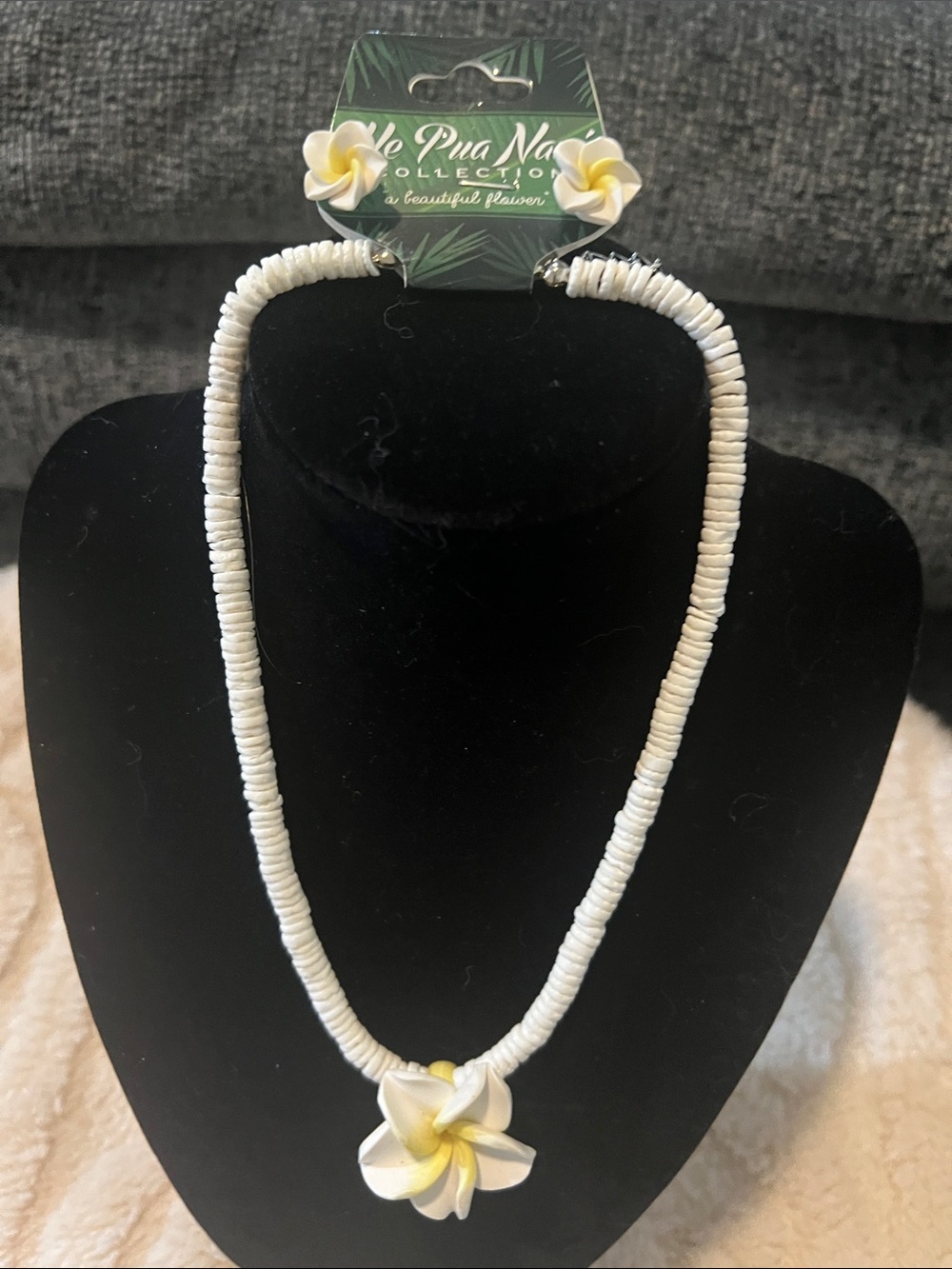Le Pua Nani White Plumeria Shell Necklace - White